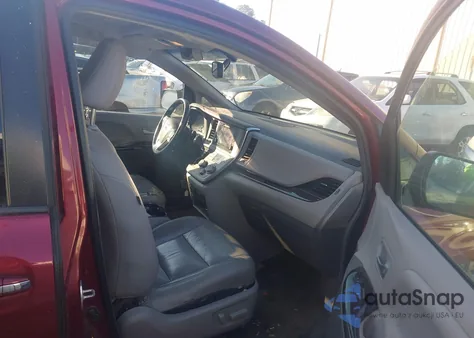 2016 Toyota Sienna Xle 8 Passenger z USA, uszkodzony, nr VIN 5TDYK3DC8GS692468